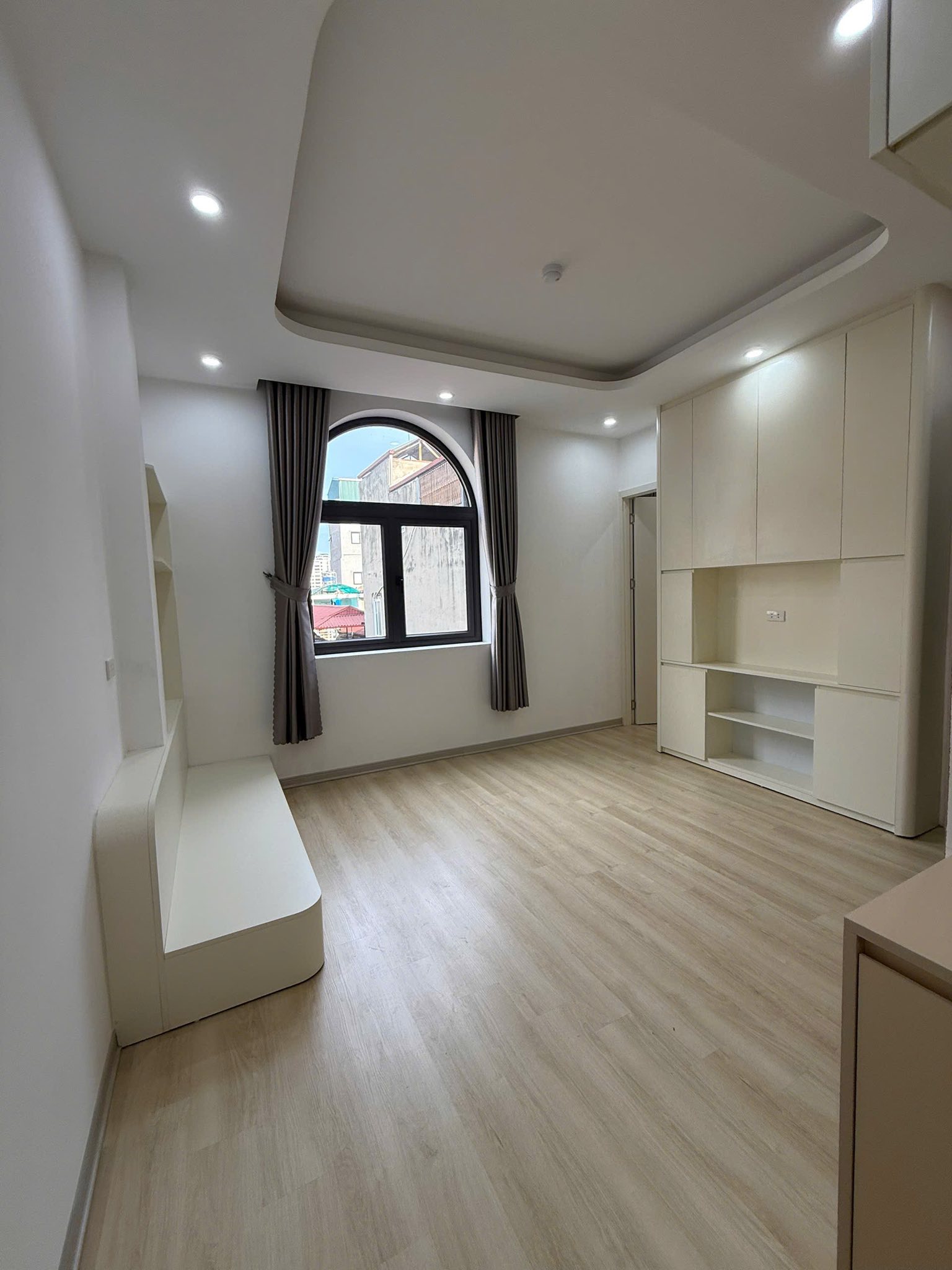 Apartment Chùa Láng  140M2 37.8 Tỷ Cách Ô TÔ 5M Vị Trí Đẹp Dòng Tiền 170Tr/th 5
