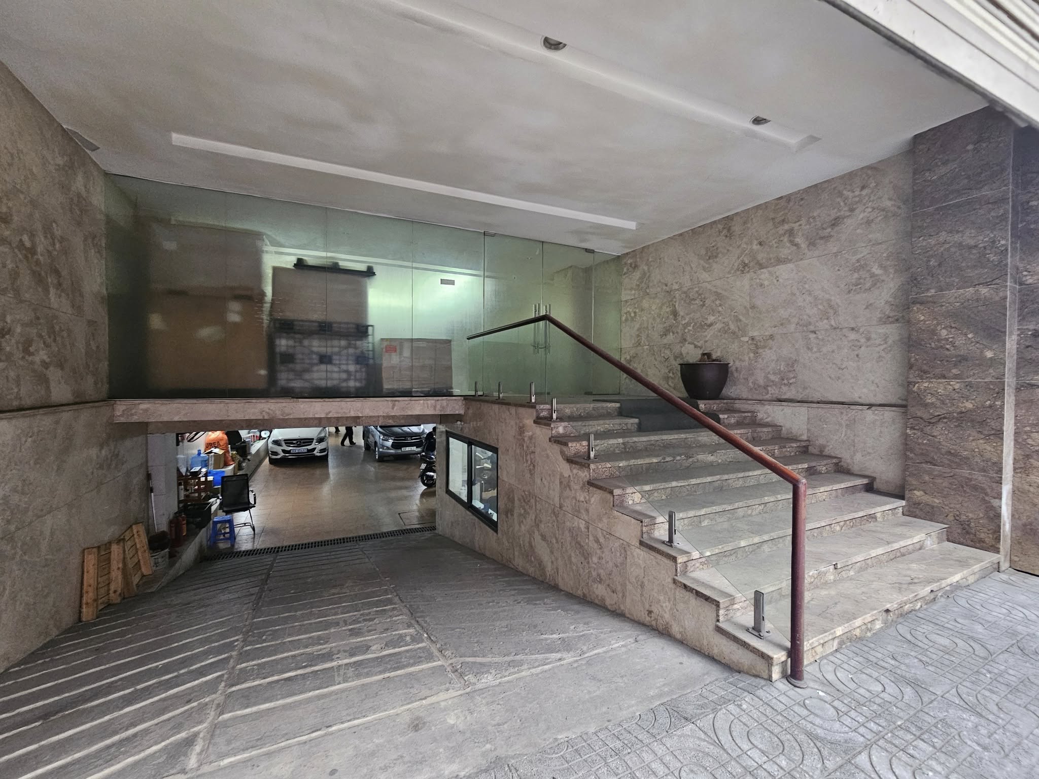 Tòa Văn Phòng Ô CHỢ DỪA 330M2 9 Tầng MT 10M 140 Tỷ Dòng Tiền 3.6 Tỷ /Năm