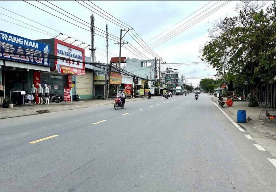 Bán nhà mt kinh doanh Đt 832, xã Nhựt Chánh , Bến Lức dt 80m2 , 2pn 1wc giá 4,4 tỷ