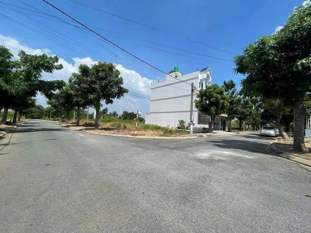 Bán nền thổ cư góc 2 mặt tiền trong KDC Phúc Long, thị trấn Bến Lức dt 140m2 giá 2,3 tỷ 2