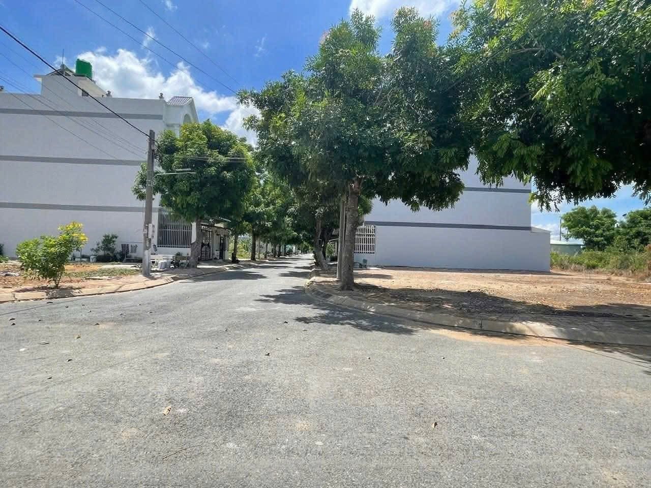 Bán nền thổ cư góc 2 mặt tiền trong KDC Phúc Long, thị trấn Bến Lức dt 140m2 giá 2,3 tỷ 4