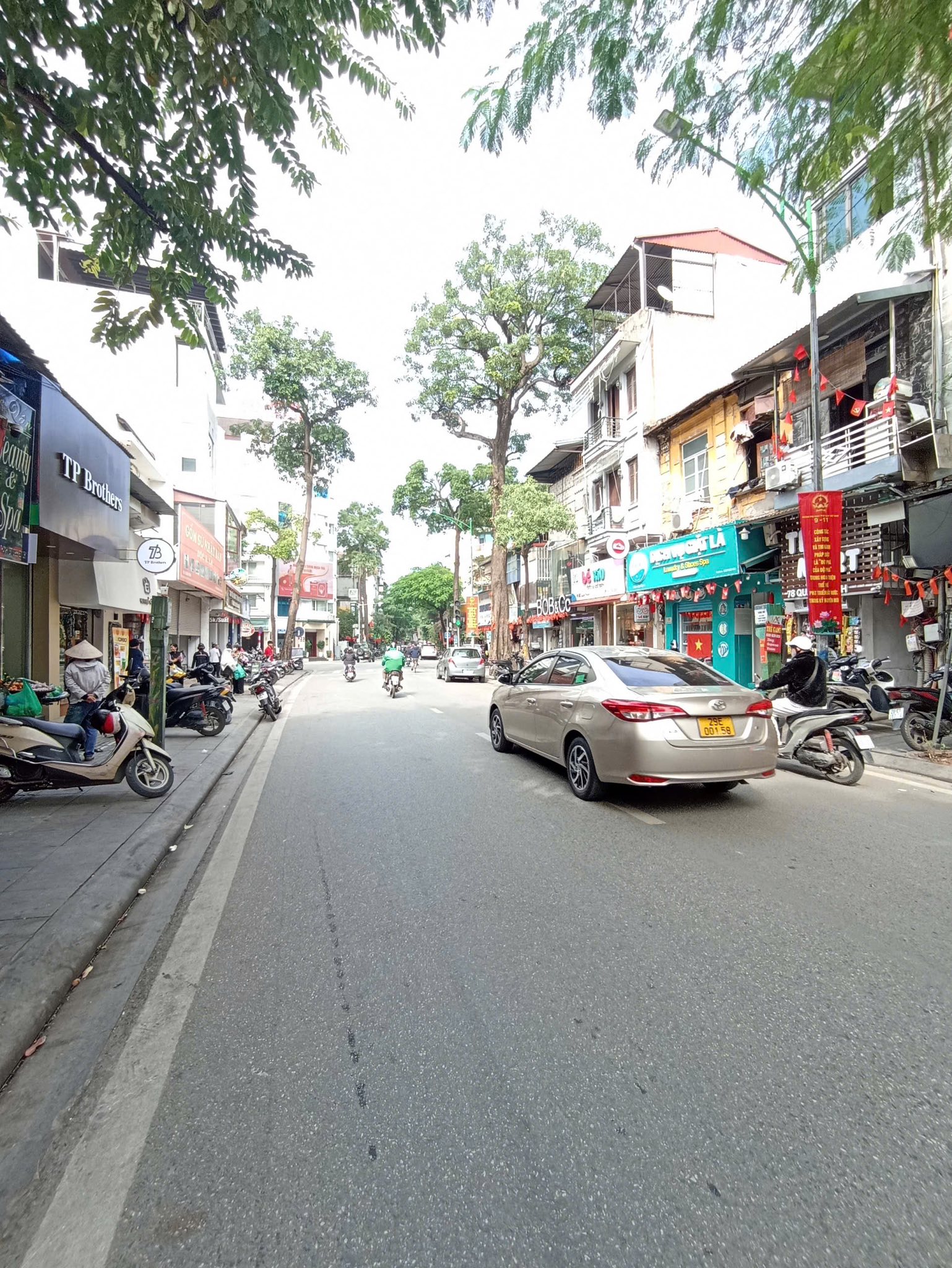 Mặt Phố Quán Thánh Mặt Tiền 5M 3 Tầng 22 Tỷ SDCC Vỉa Hè Rộng Đẹp