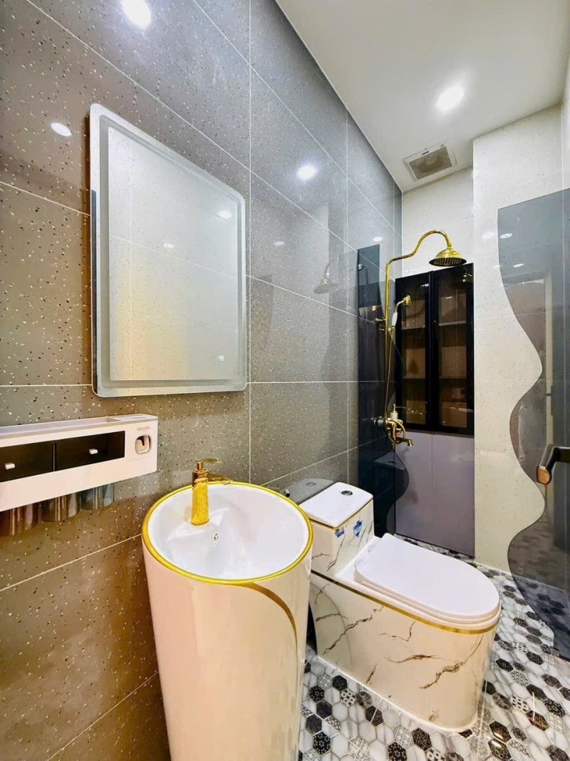 Bán nhà đẹp đường  Huỳnh Văn Nghệ, Tân Bình, TP HCM. DT 50m2, 4 tầng. Giá 7,9 tỷ, sổ hồng đầy đủ. 5