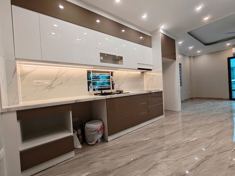 Cần bán căn góc 40m2 nhà 6 tầng, thang máy, ngõ 63/59 Đường Cổ Linh. Cách 200m ra hồ Ben