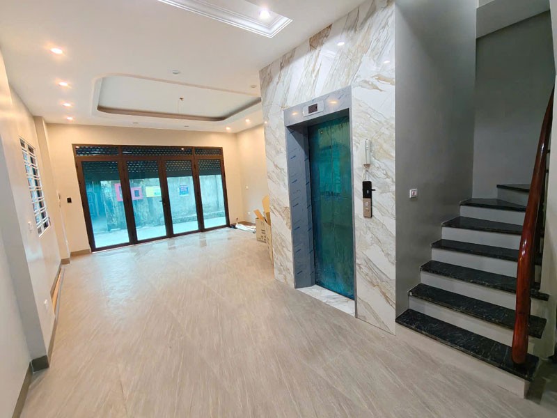 Cần bán căn góc 40m2 nhà 6 tầng, thang máy, ngõ 63/59 Đường Cổ Linh. Cách 200m ra hồ Ben 2