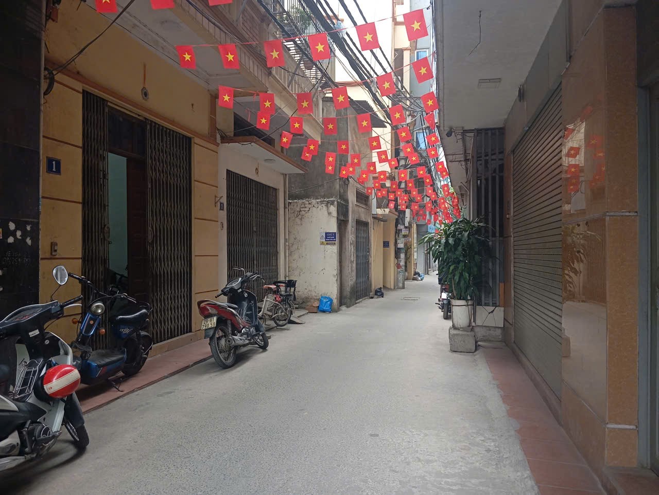 Chị Mai bán nhà lô Góc mặt ngõ 192 Kim Giang gần cầu Lù 30m2 chỉ 6.x tỷ. Lh 0989626116 3
