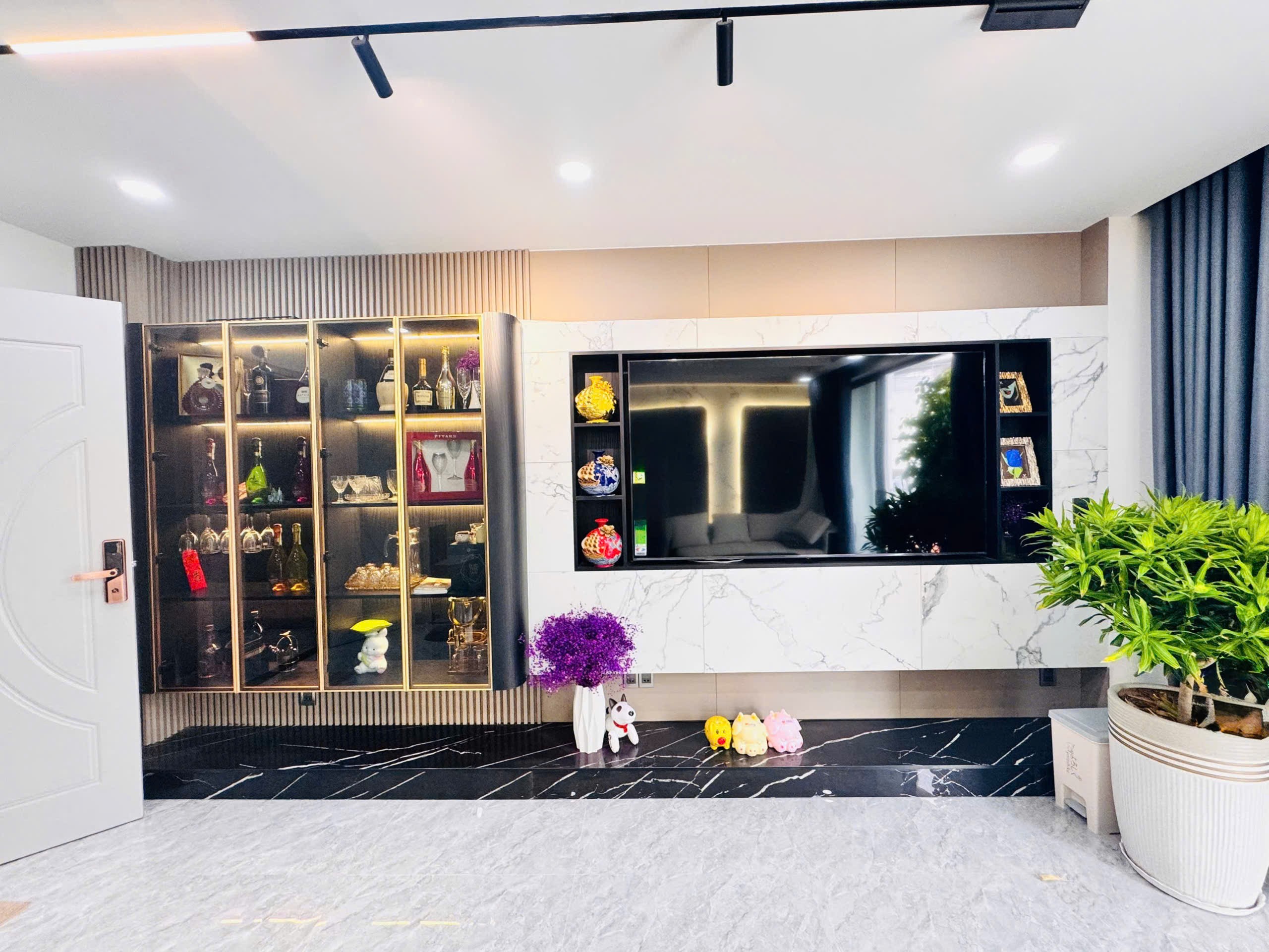 Bán gấp nhà mặt tiền Phạm Ngọc Thạch, Nha Trang - 7 Tầng Thang Máy - Cách biển 300m 2