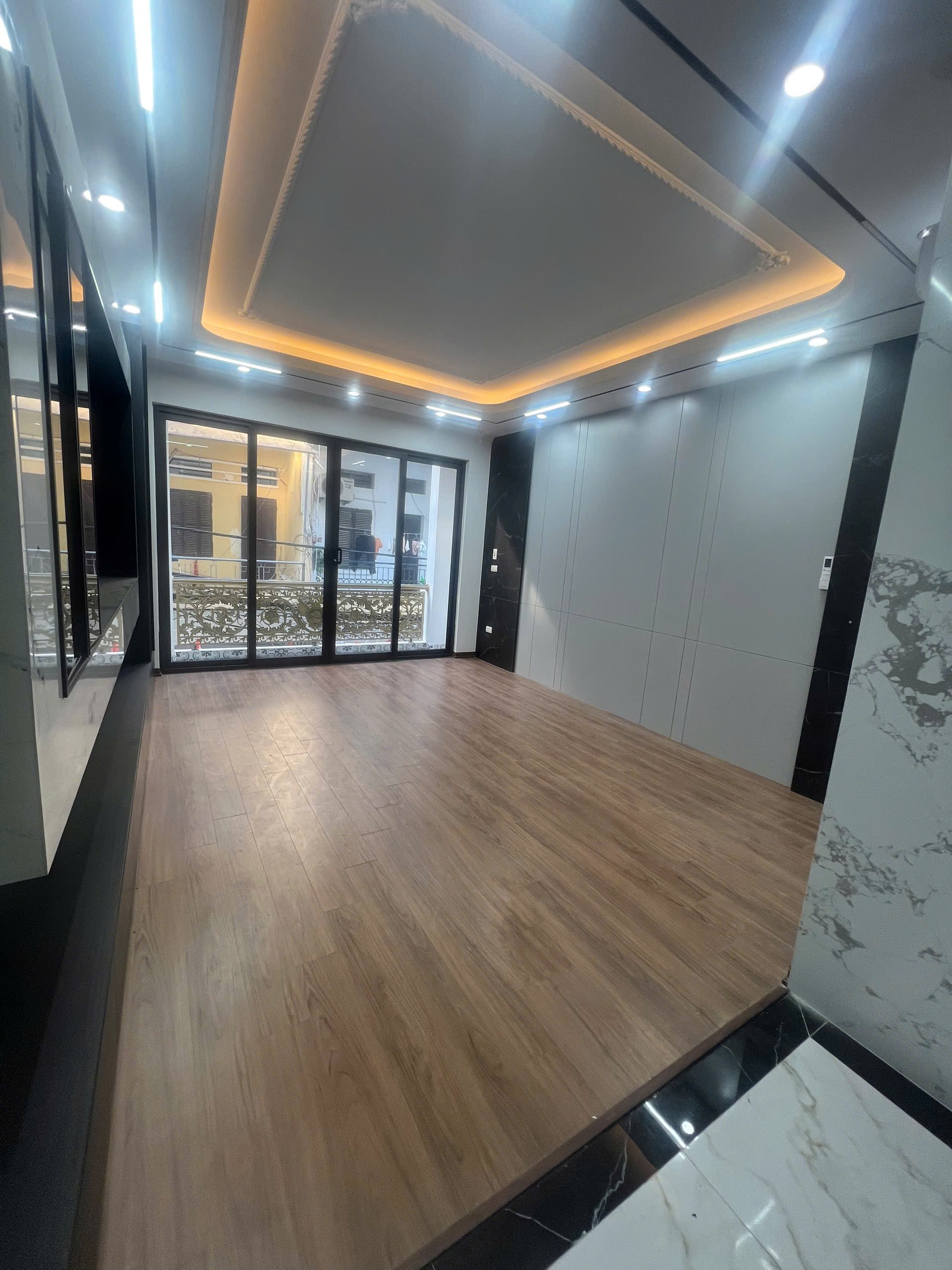 Cho thuê nhà 8/3, Hai Bà Trưng NHÀ MỚI - THANG MÁY - Ô TÔ 52m x 5T giá 30 triệu 2