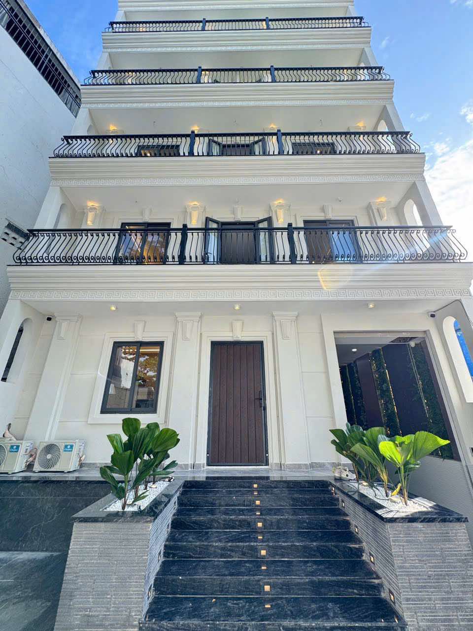 CHDV 6 TẦNG 40 PHÒNG + THANG MÁY & CÓ HẦM - ĐANG CHO THUÊ KHOÁN 2 TỶ/NĂM 8