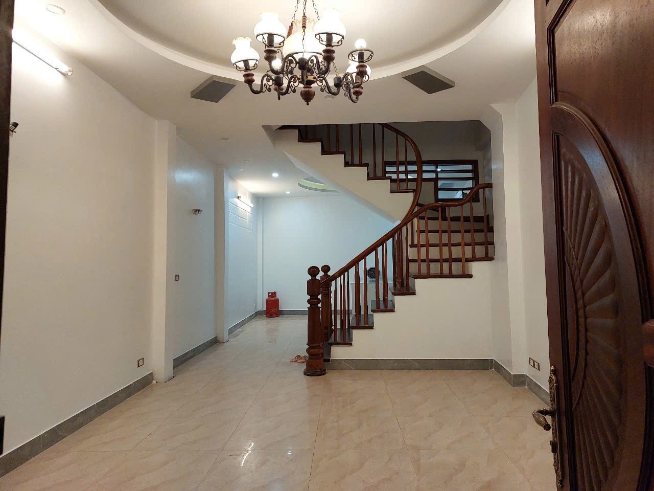 Cho thuê nhà riêng  45M x 5t, 6PN4WC ô tô đỗ cửa - Hoa Bằng, Cầu Giấy giá 22.5 triệu