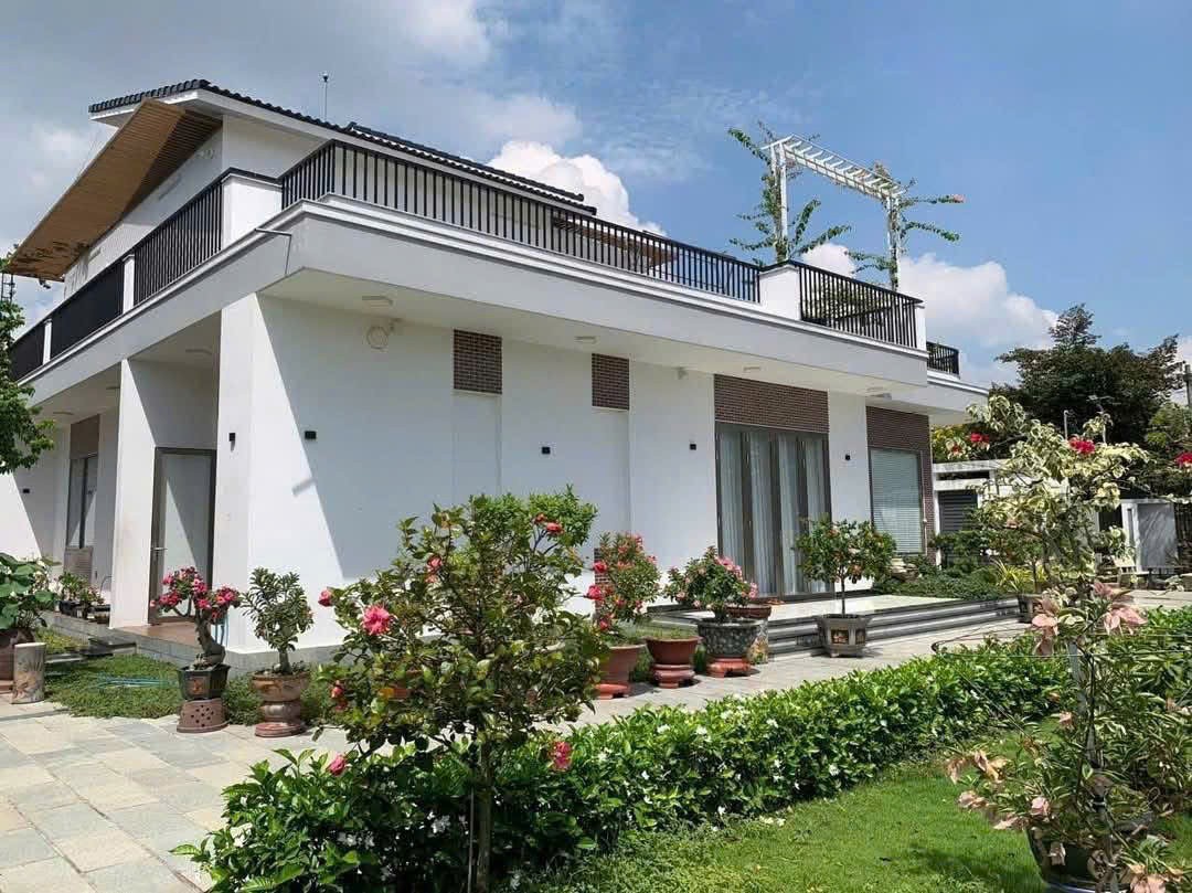 TIỀN NHANH CÓ LỢI THẾ! BÁN GẤP BIỆT THỰ GÓC 2 MẶT TIỀN SIÊU ĐẸP – TTT HÓC MÔN 3