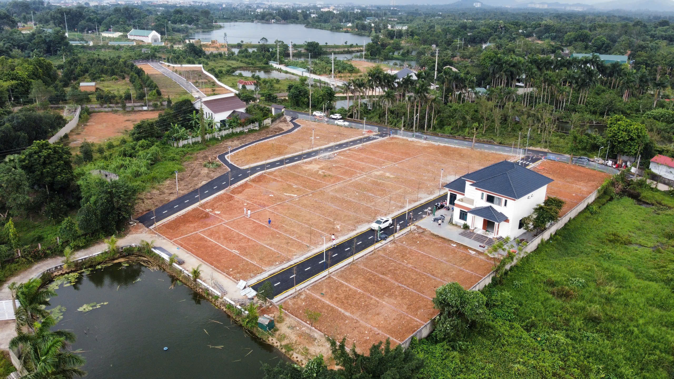 Chính chủ cần bán nhanh lô góc hoa hậu tại Hòa Lạc, dt 100m2, full thổ cư, gần QL21, khu CNC, ĐHQG 2