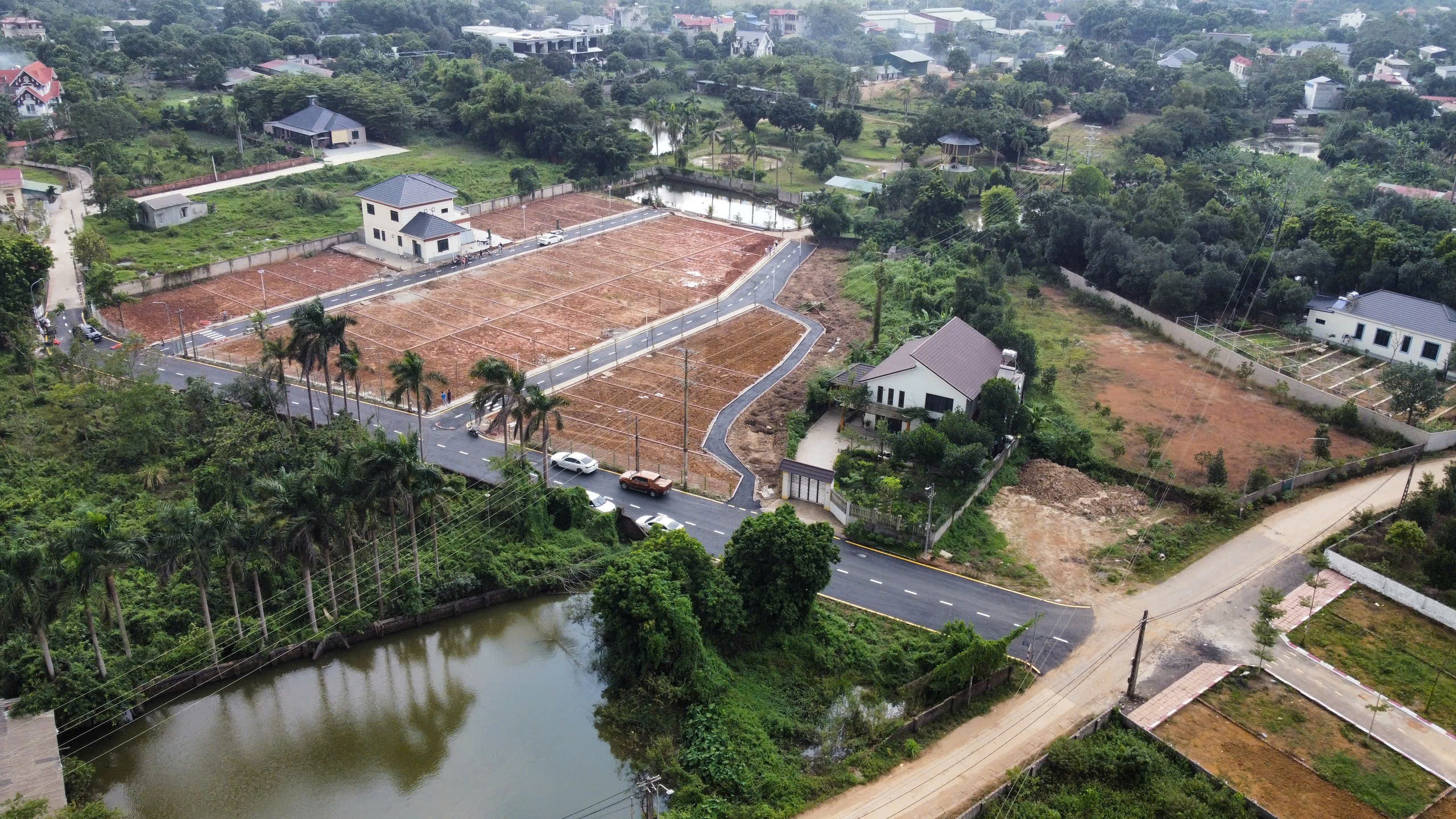 Chính chủ cần bán nhanh lô góc hoa hậu tại Hòa Lạc, dt 100m2, full thổ cư, gần QL21, khu CNC, ĐHQG 3