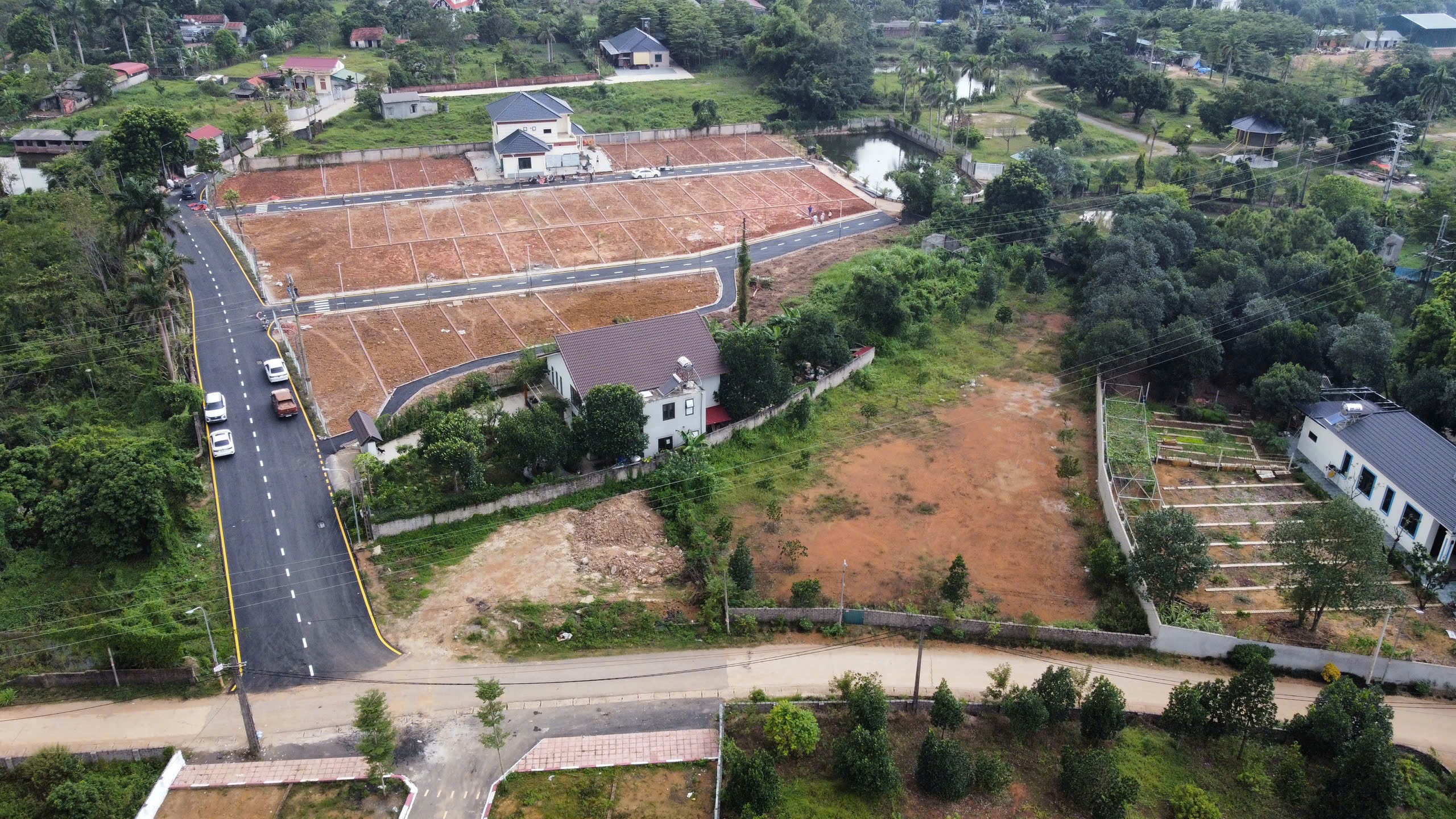 Chính chủ cần bán nhanh lô góc hoa hậu tại Hòa Lạc, dt 100m2, full thổ cư, gần QL21, khu CNC, ĐHQG 4