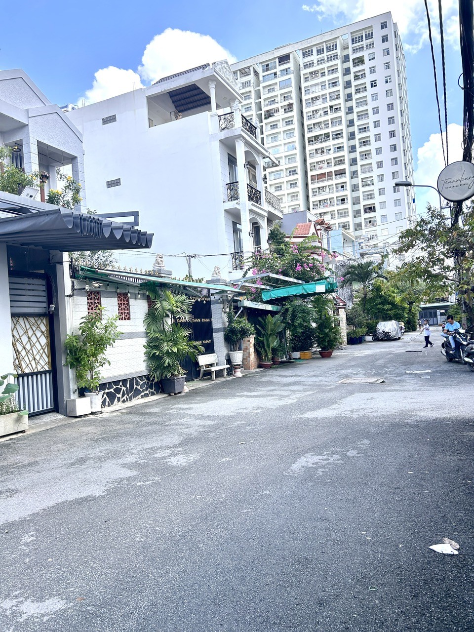 Nhà 2 MT trước sau- Đ.Trần Xuân Soạn- Xe hơi ngủ trong nhà, thông ra Huỳnh Tấn Phát- qua Q4, Q1 3