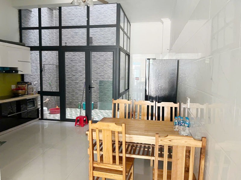 Cần tiền giá nào cũng bán - Nhà 125m2, 3 Tầng, ô tô vào nhà, chỉ 500m ra Vinhomes 7