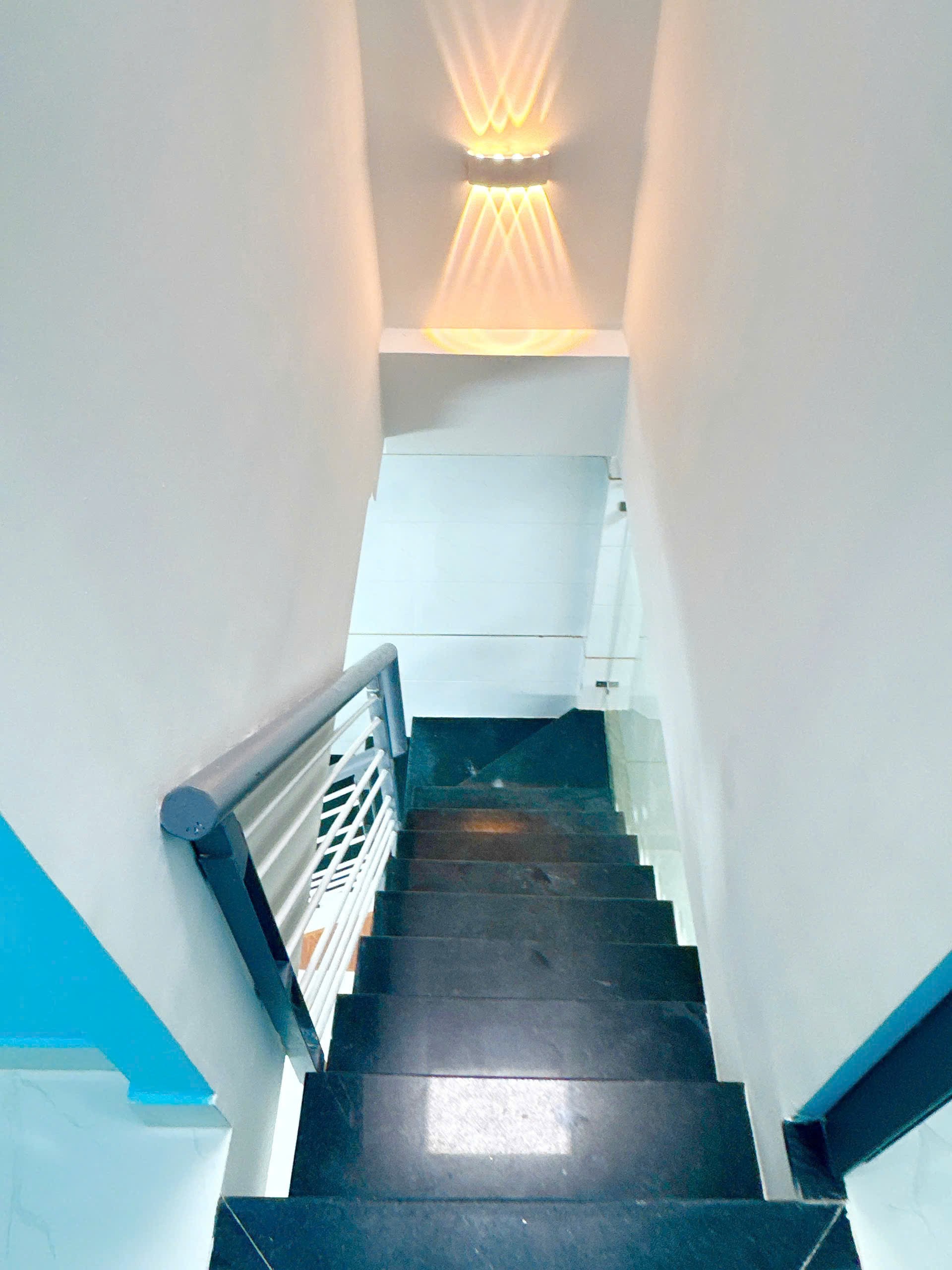 NHÀ ĐẸP LÊ VĂN QUỚI 32M2 – HXH - FULL NỘI THẤT – CHỈ 3.88 TỶ