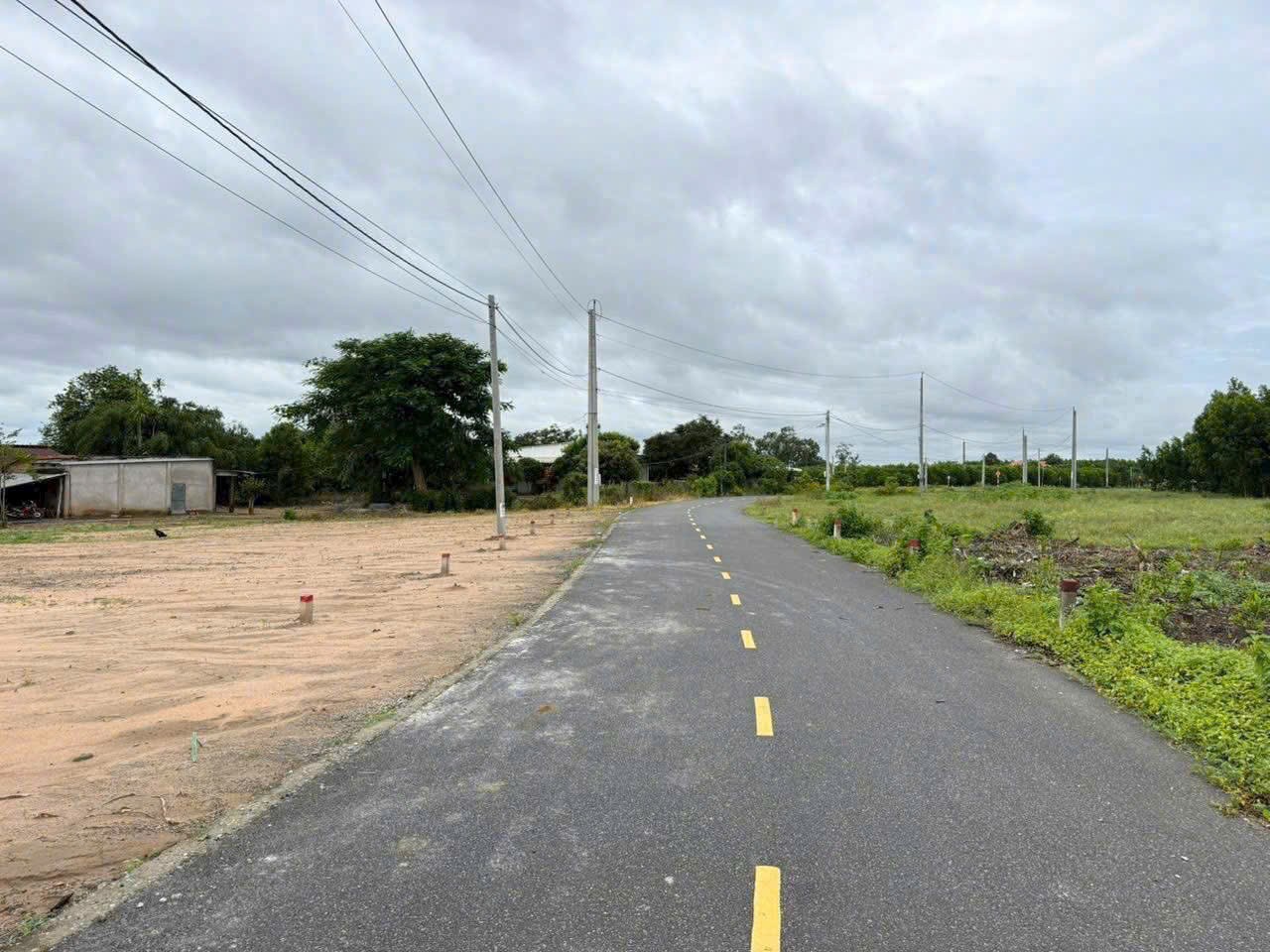 HOT – CHỦ KHÔNG XOAY KỊP TIỀN CÔNG CHỨNG NÊN BÁN LỖ LÔ ĐẤT ĐẸP 2