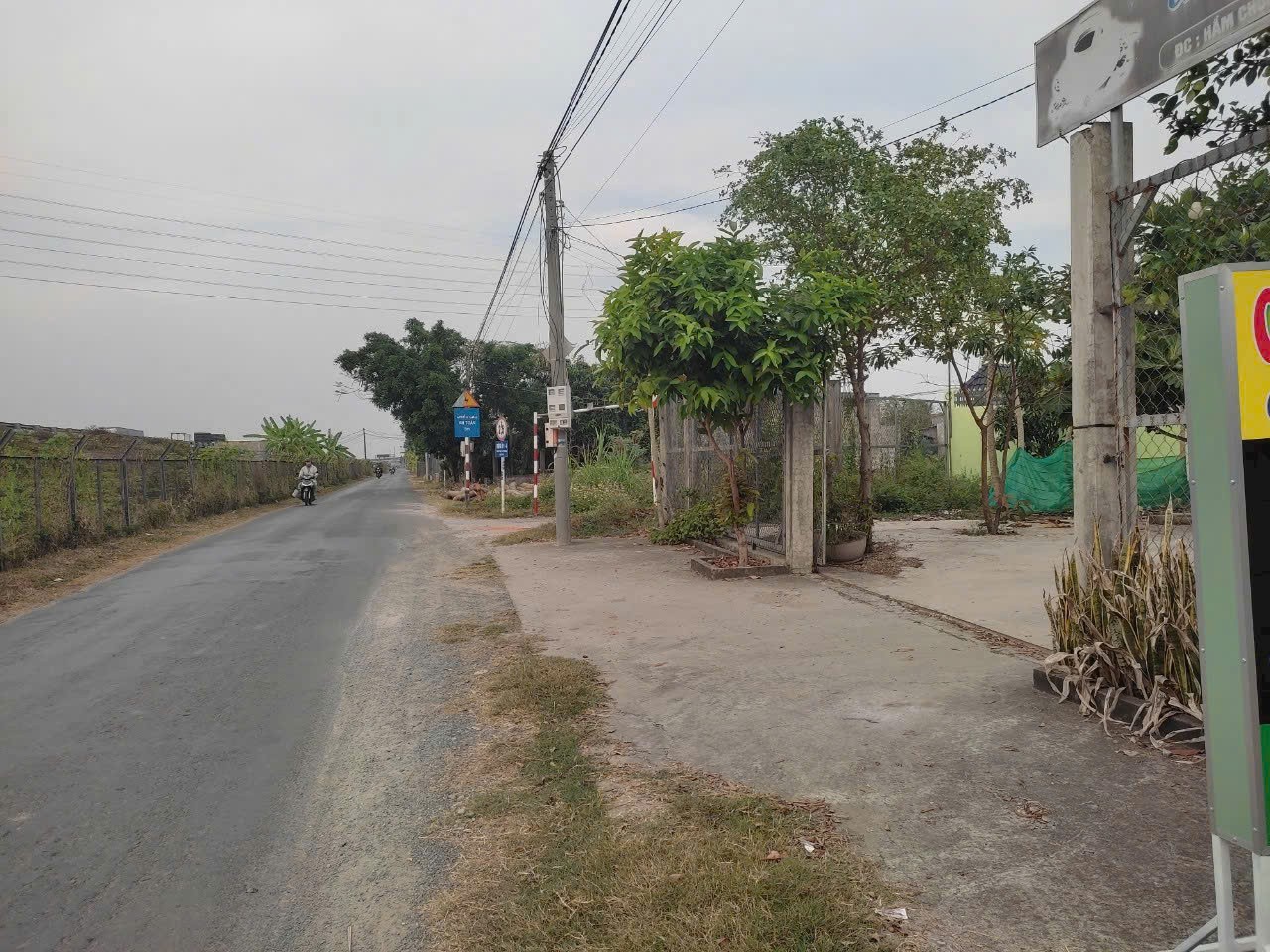 Bán nhà măt tiền Thạnh Đức, Bến Lức tdt 974m2 ( 300m2 thổ ) giá 4,9 tỷ 8