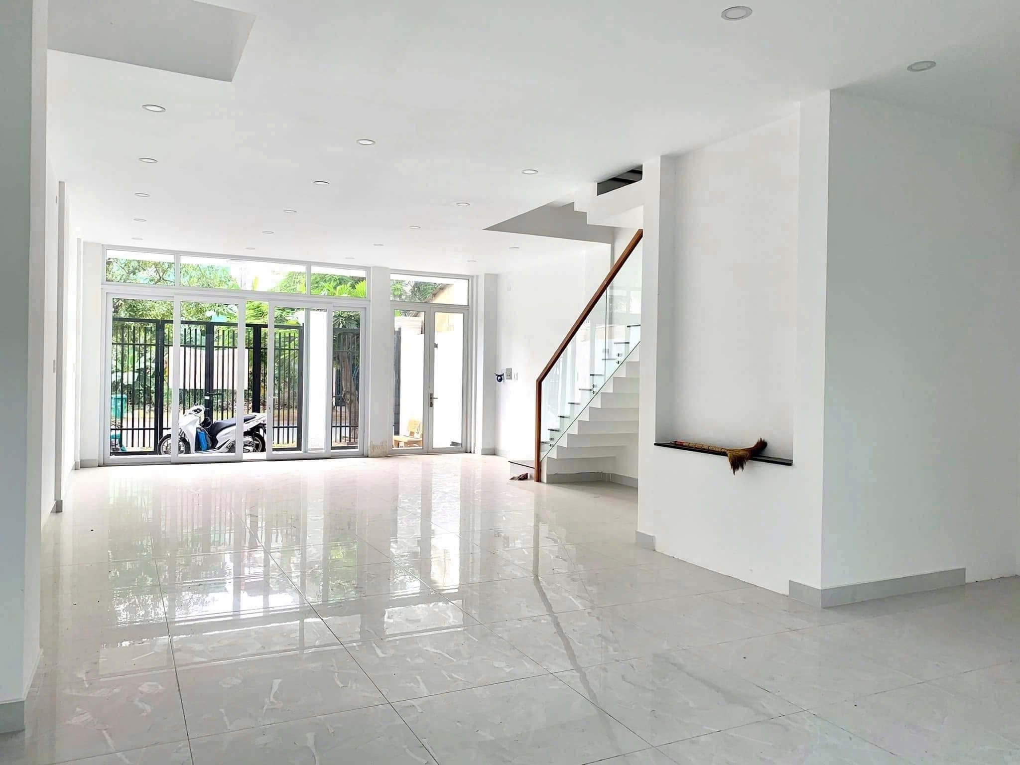 Cho thuê Nhà mặt tiền Phường Phước Long B, Quận 9, Diện tích 140m², Giá Thương lượng 5