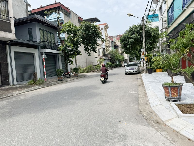 Chính chủ bán 85,1m2 nhà 3 tầng khu đấu giá S3 Việt Hưng. Nhà mới xây về ở được luôn 2