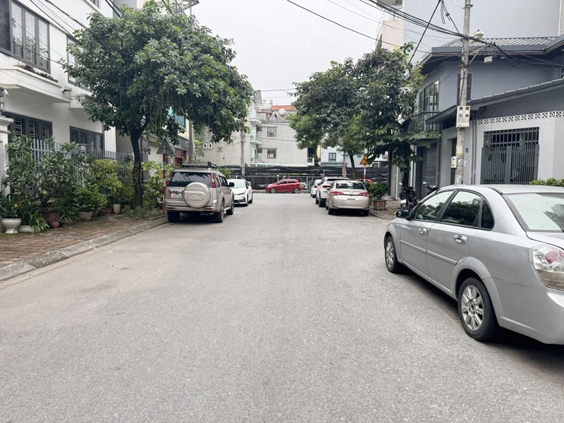 Chính chủ bán 85,1m2 nhà 3 tầng khu đấu giá S3 Việt Hưng. Nhà mới xây về ở được luôn 6