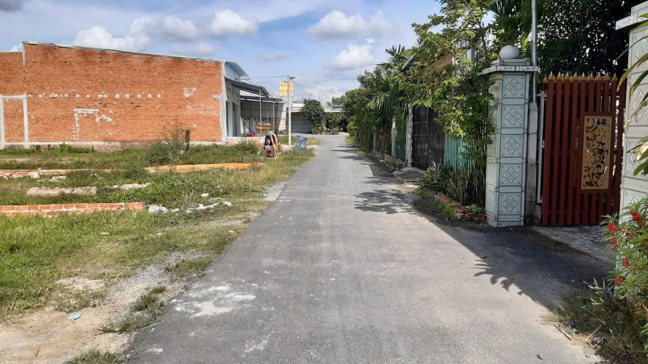 Bán đất thổ cư đường nhựa góc 2 mặt tiền xã Đức Lập Hạ dt 300m2 giá 2 tỷ 2