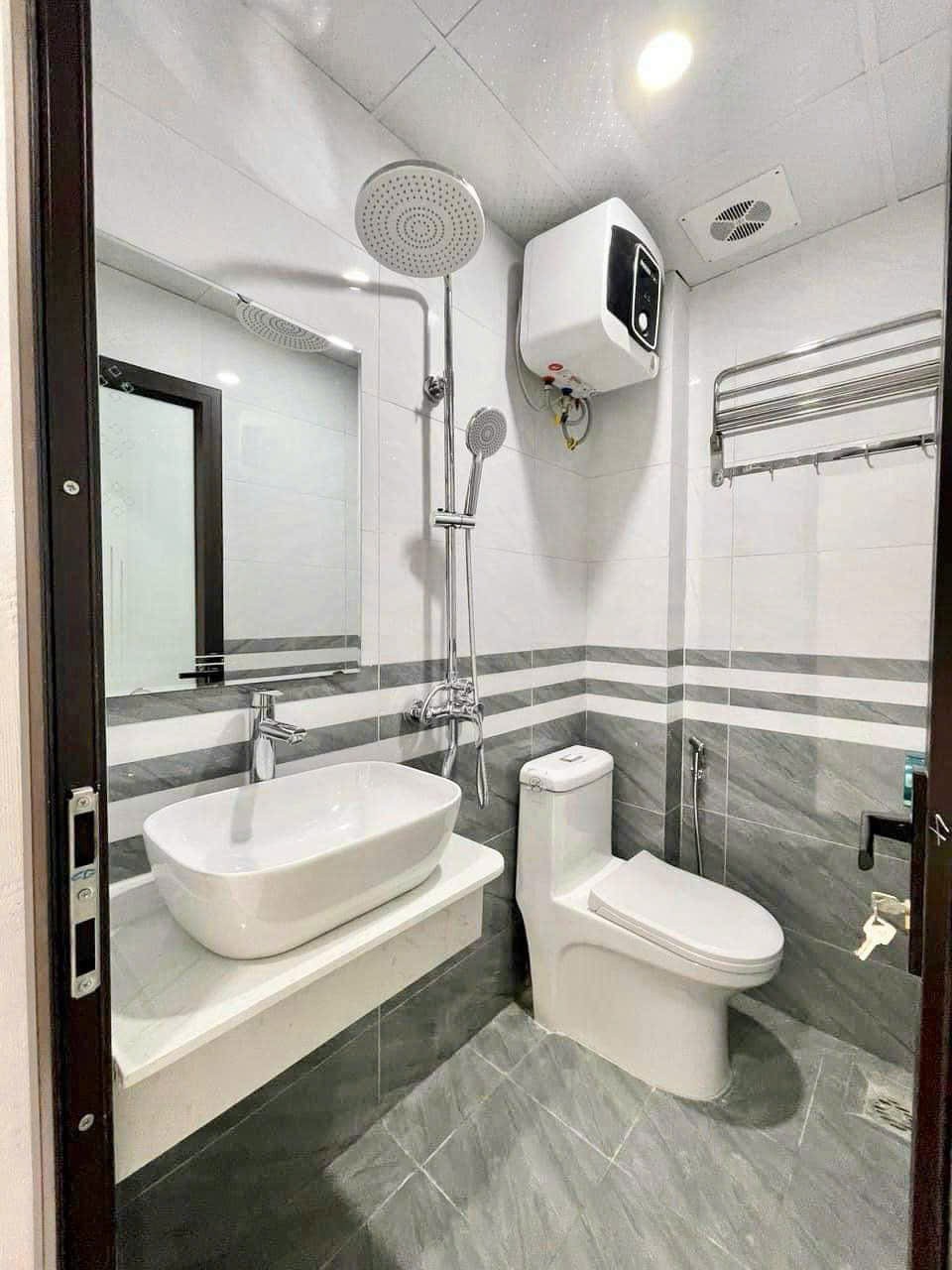 NHÀ ĐẸP 7 TẦNG THANG MÁY CỔ NHUẾ, 80M2 GIÁ 13,5 TỶ BAO BỌC XUNG QUANH BỞI 3 TRƯỜNG ĐẠI HỌC LỚN. 3