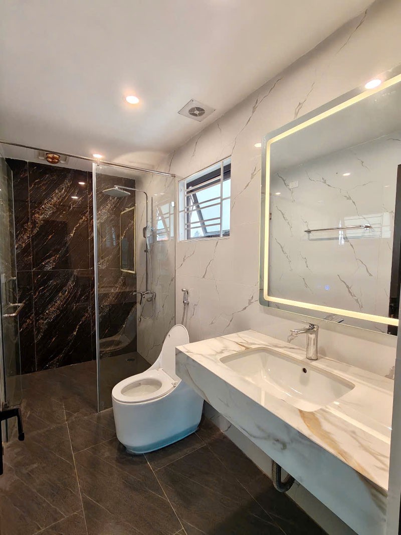 Cần bán căn góc 40m2 nhà 6 tầng, thang máy, ngõ 63/59 Đường Cổ Linh. Cách 200m ra hồ Ben 3