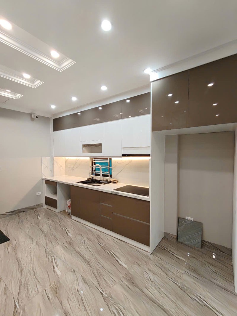 Cần bán căn góc 40m2 nhà 6 tầng, thang máy, ngõ 63/59 Đường Cổ Linh. Cách 200m ra hồ Ben 4