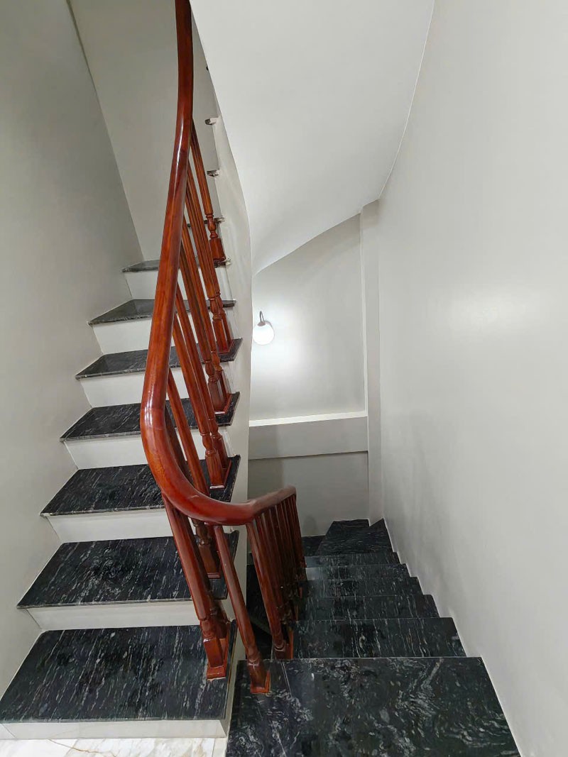 Cần bán căn góc 40m2 nhà 6 tầng, thang máy, ngõ 63/59 Đường Cổ Linh. Cách 200m ra hồ Ben 5