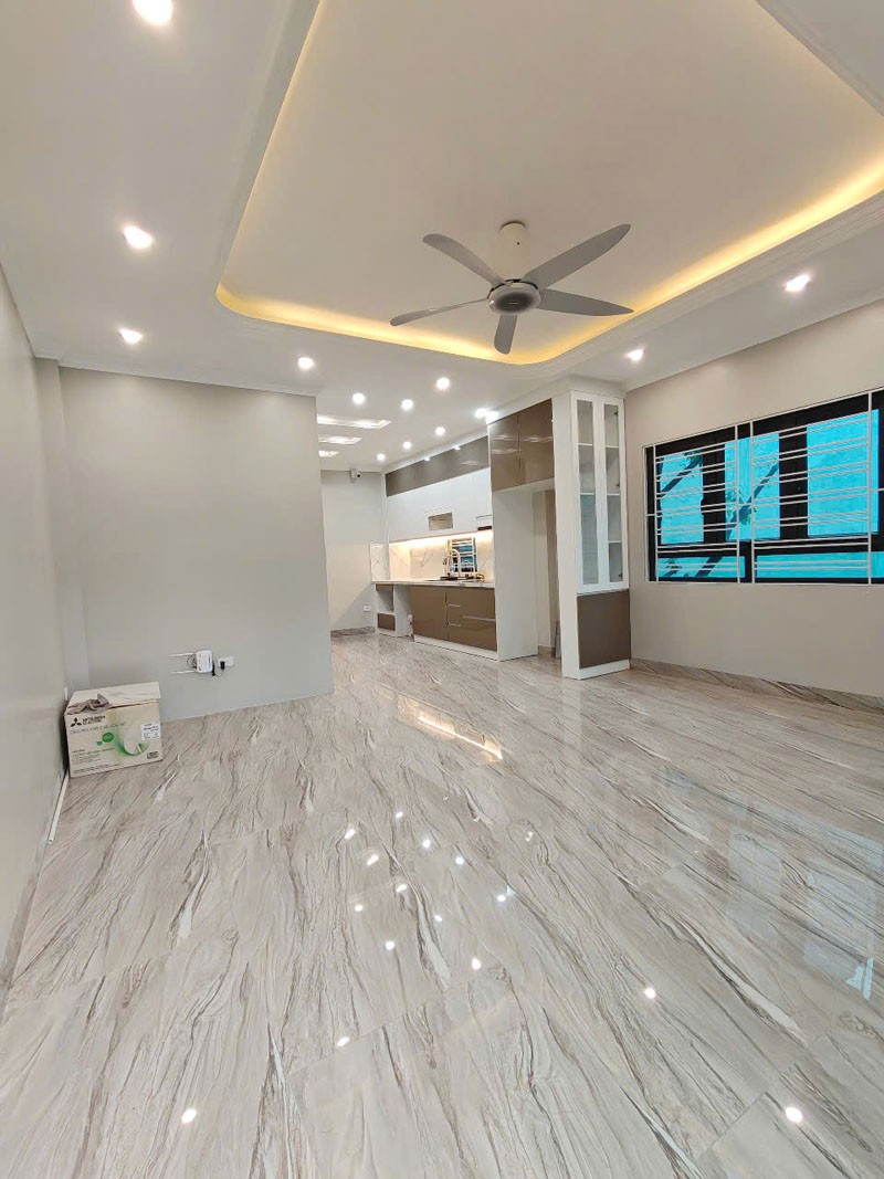 Cần bán căn góc 40m2 nhà 6 tầng, thang máy, ngõ 63/59 Đường Cổ Linh. Cách 200m ra hồ Ben 6