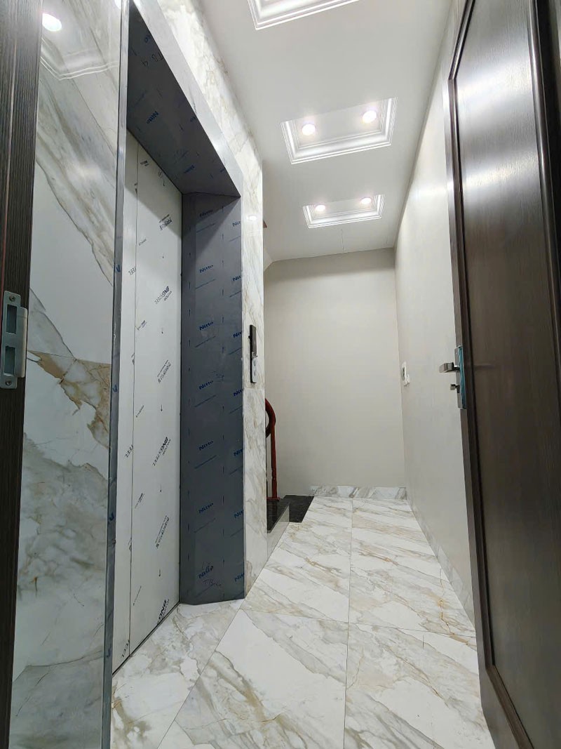 Cần bán căn góc 40m2 nhà 6 tầng, thang máy, ngõ 63/59 Đường Cổ Linh. Cách 200m ra hồ Ben 8