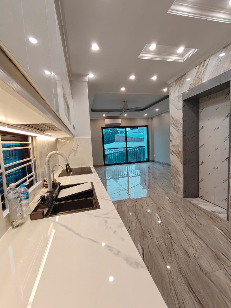 Cần bán căn góc 40m2 nhà 6 tầng, thang máy, ngõ 63/59 Đường Cổ Linh. Cách 200m ra hồ Ben 9