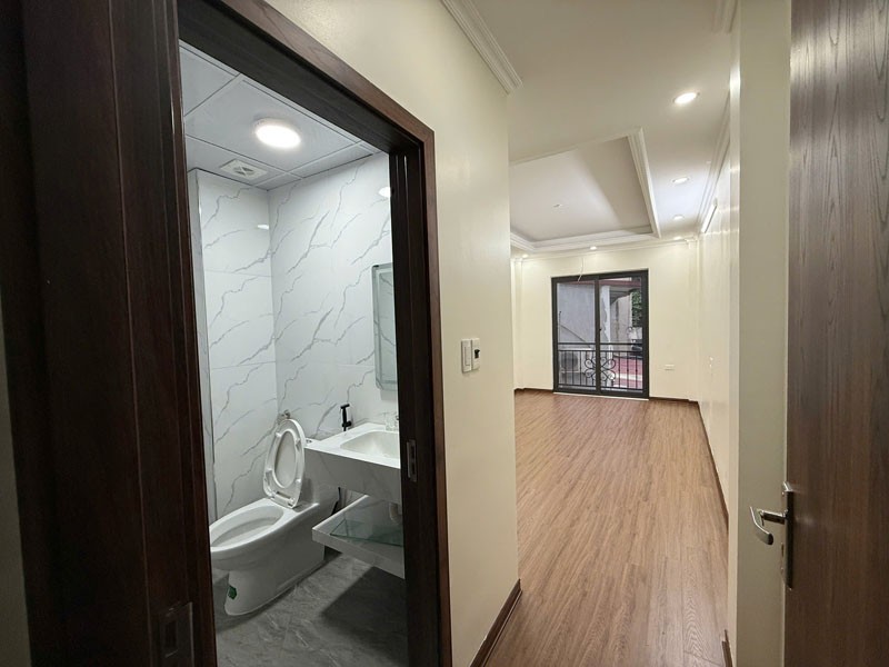 Cần bán 30m2 nhà 5 tầng ngõ 80/1 Hoa Lâm. Ngay gần chợ, trường học các cấp, siêu thị Big C 4