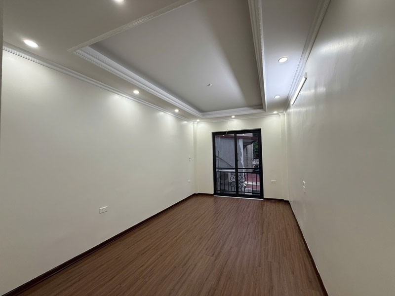 Cần bán 30m2 nhà 5 tầng ngõ 80/1 Hoa Lâm. Ngay gần chợ, trường học các cấp, siêu thị Big C 6