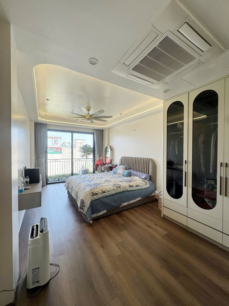 Cần bán 49,9m2 nhà 8 tầng thang máy, full nội thất cao cấp tại mặt phố Hoa Động, Phường Long Biên