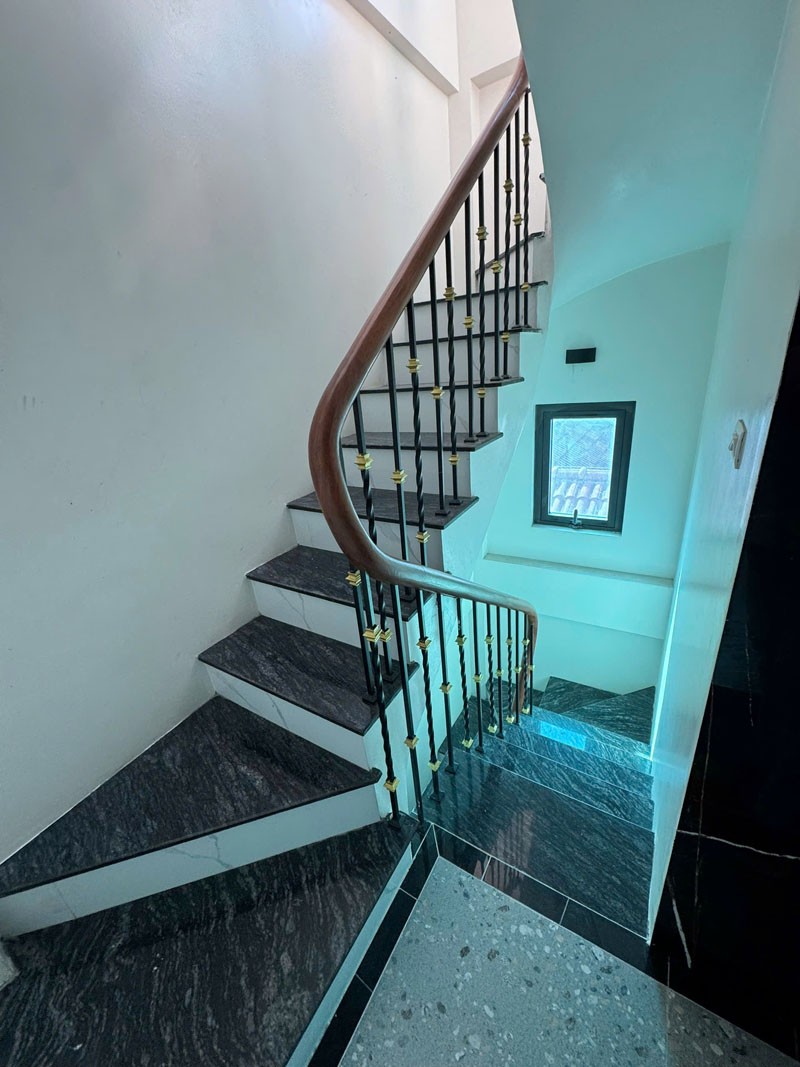 Cần bán 49,9m2 nhà 8 tầng thang máy, full nội thất cao cấp tại mặt phố Hoa Động, Phường Long Biên 8