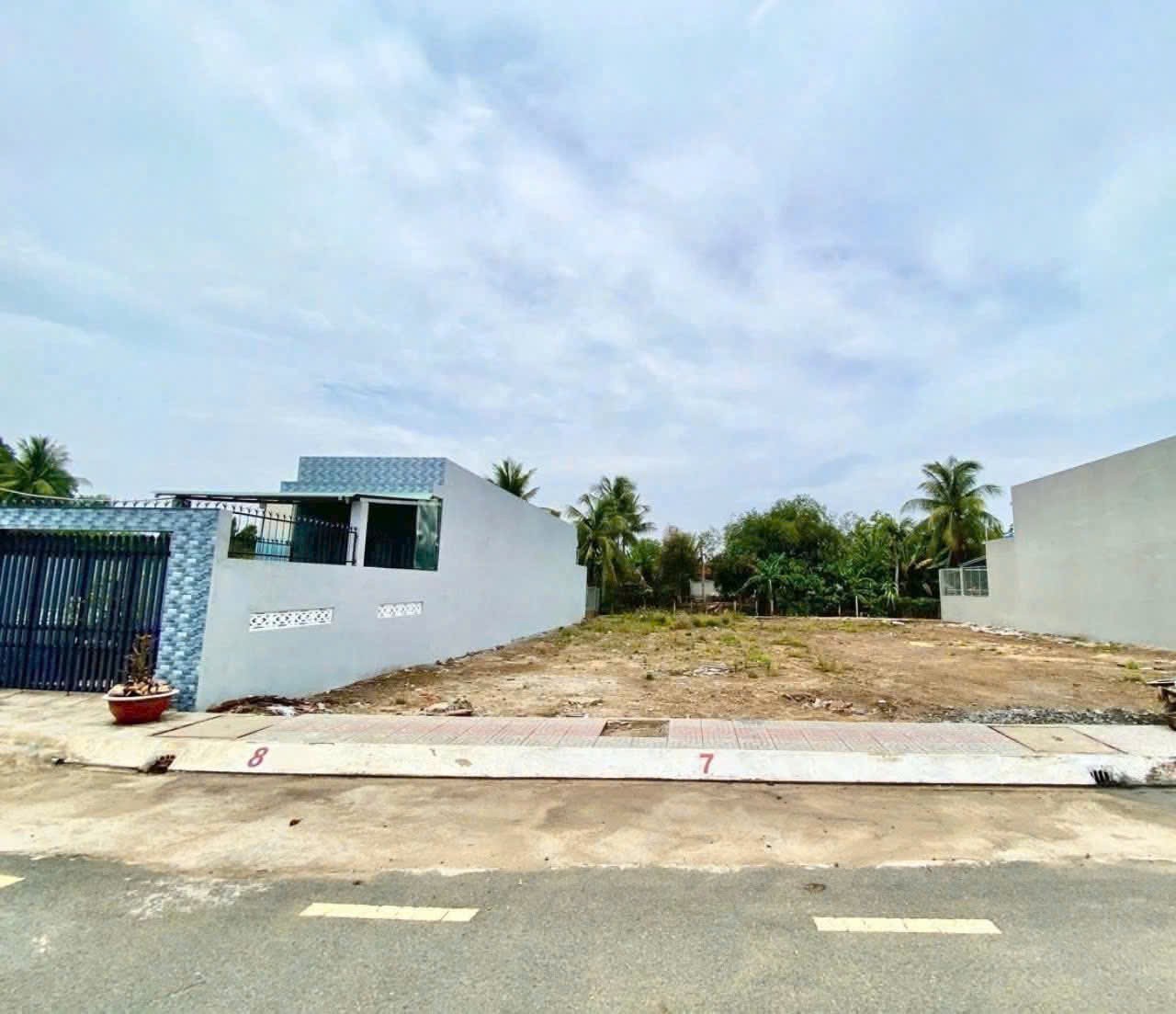 Bán 2 nền thổ cư trong KDC Xóm Bà Vệ , xã Long Định  dt 138m2 giá 1,7 tỷ +  dt 161m2 giá 2,1 tỷ