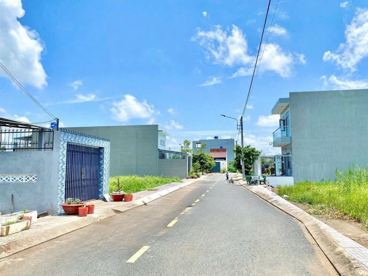 Bán 2 nền thổ cư trong KDC Xóm Bà Vệ , xã Long Định  dt 138m2 giá 1,7 tỷ +  dt 161m2 giá 2,1 tỷ 2