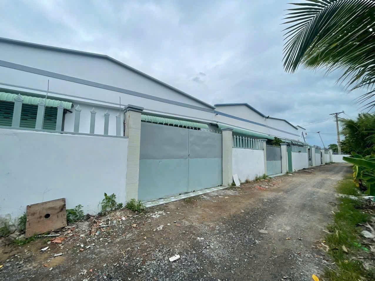 Bán 3 nhà xưởng nhỏ liền kề xã An Thạnh , Bến Lức tdt 850m2 ( có 300m2 thổ) giá 6,5 tỷ 2