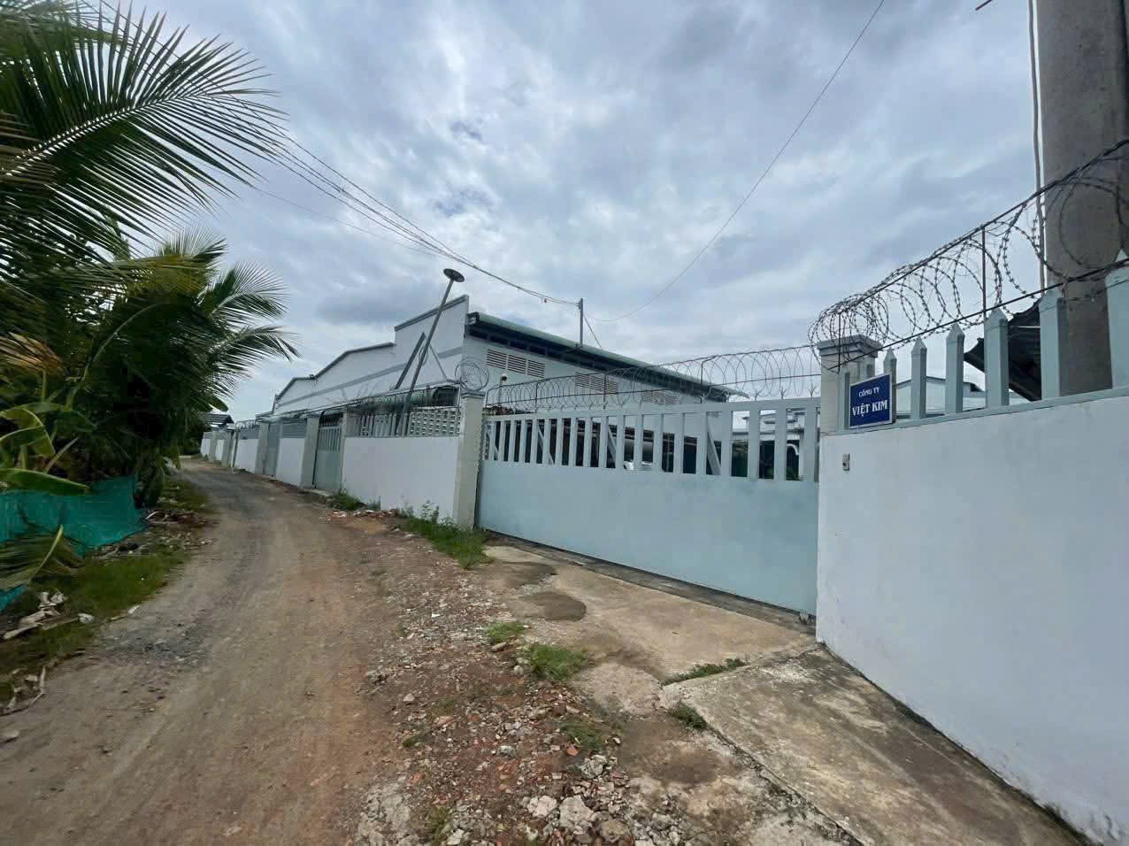 Bán 3 nhà xưởng nhỏ liền kề xã An Thạnh , Bến Lức tdt 850m2 ( có 300m2 thổ) giá 6,5 tỷ 7