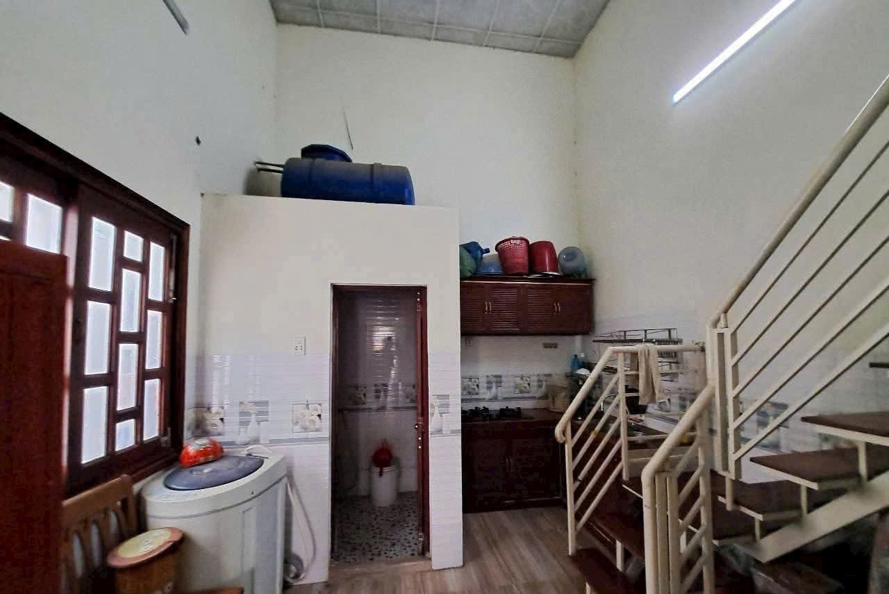 Bán nhà cấp 4 + dãy trọ 5 phòng  xã Long Định tdt 200m2  đang cho thu nhập , giá 2,7 tỷ