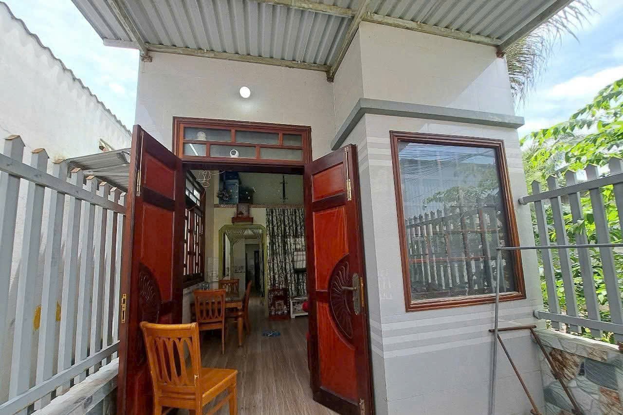 Bán nhà cấp 4 + dãy trọ 5 phòng  xã Long Định tdt 200m2  đang cho thu nhập , giá 2,7 tỷ 2