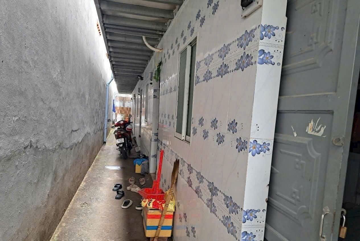 Bán nhà cấp 4 + dãy trọ 5 phòng  xã Long Định tdt 200m2  đang cho thu nhập , giá 2,7 tỷ 5