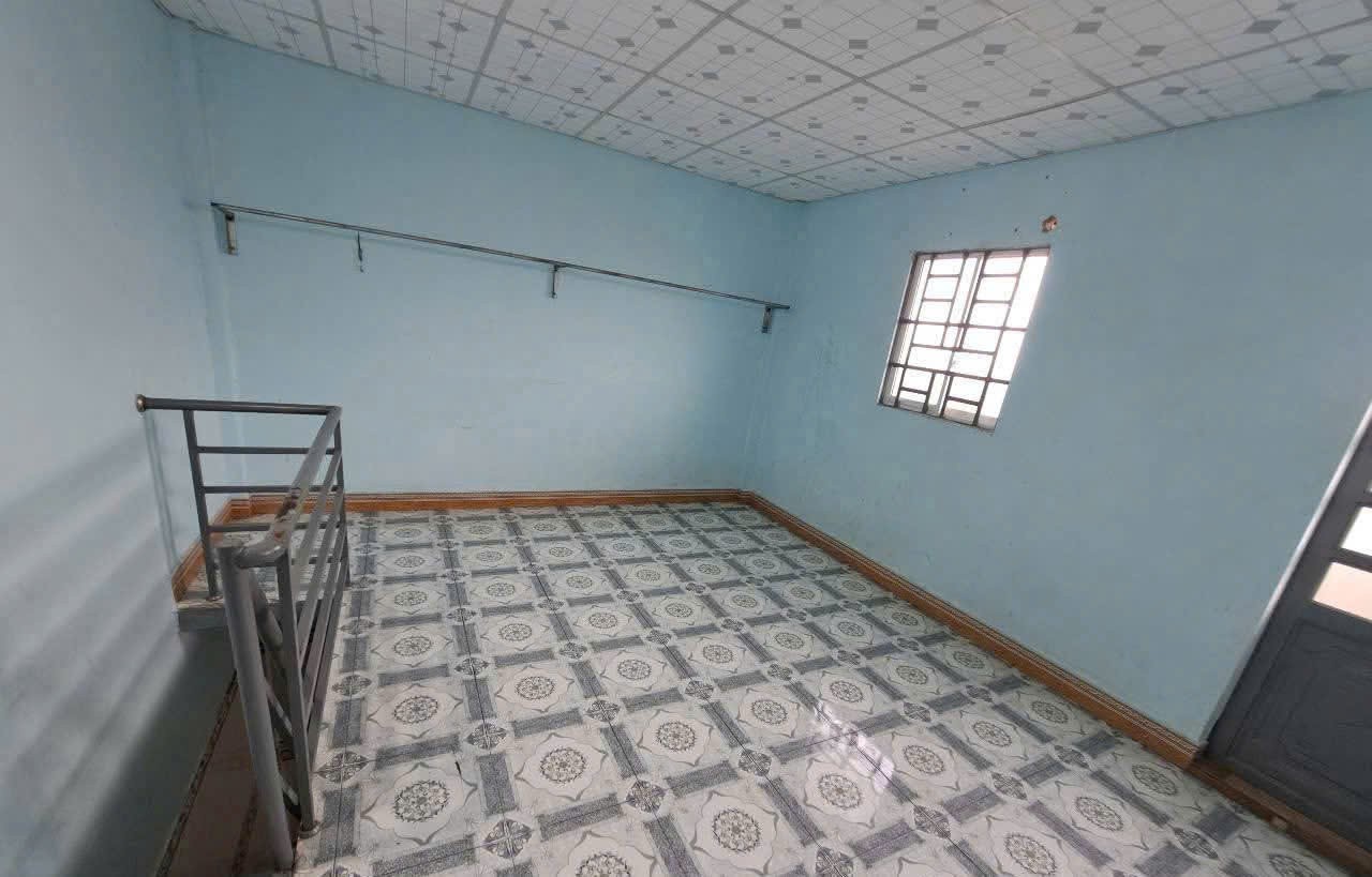 Bán nhà cấp 4 + dãy trọ 5 phòng  xã Long Định tdt 200m2  đang cho thu nhập , giá 2,7 tỷ 10