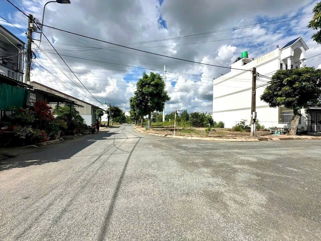 Bán nền thổ cư góc 2 mặt tiền trong KDC Phúc Long, thị trấn Bến Lức dt 140m2 giá 2,3 tỷ 5