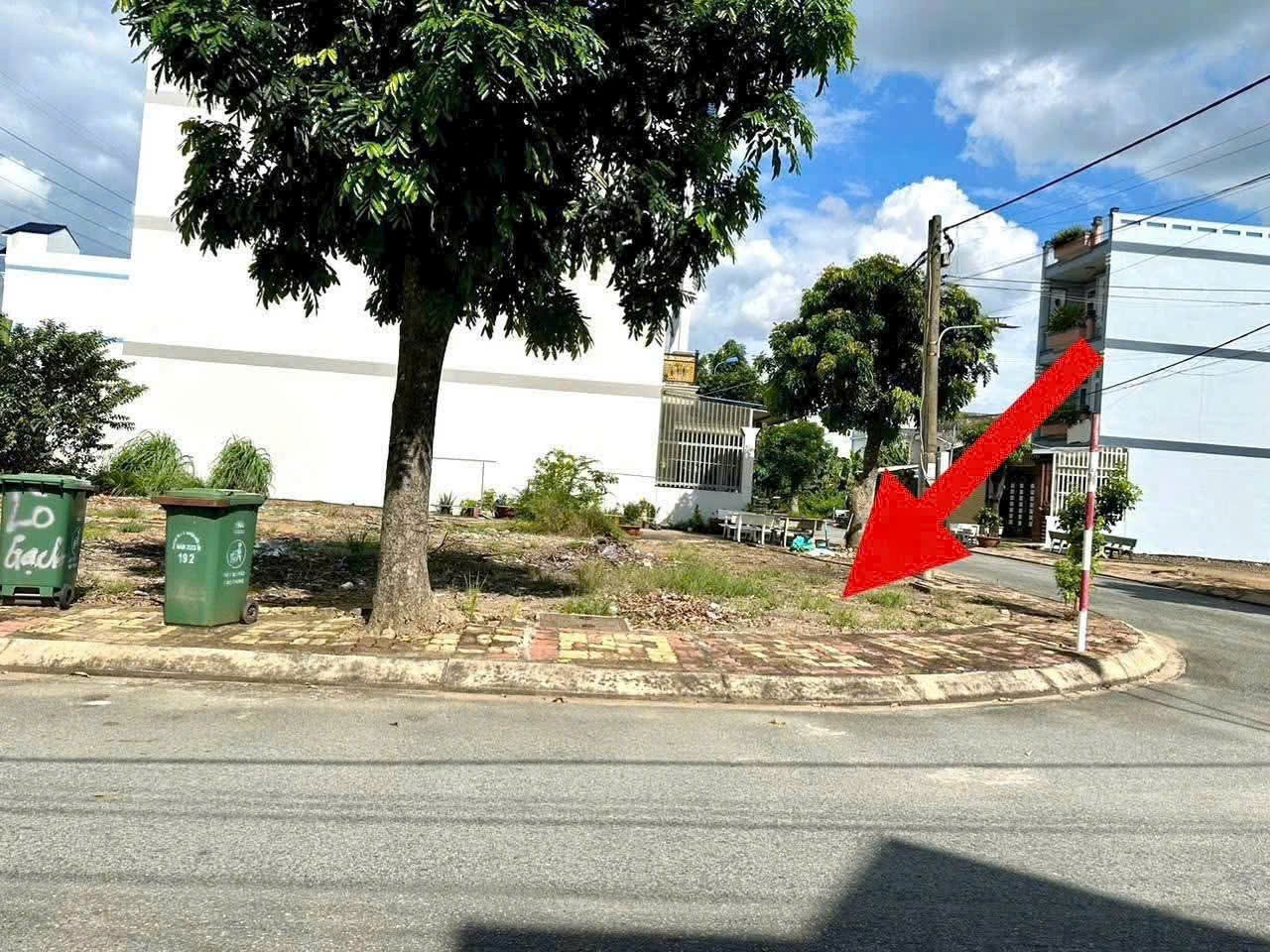 Bán nền thổ cư góc 2 mặt tiền trong KDC Phúc Long, thị trấn Bến Lức dt 140m2 giá 2,3 tỷ 7