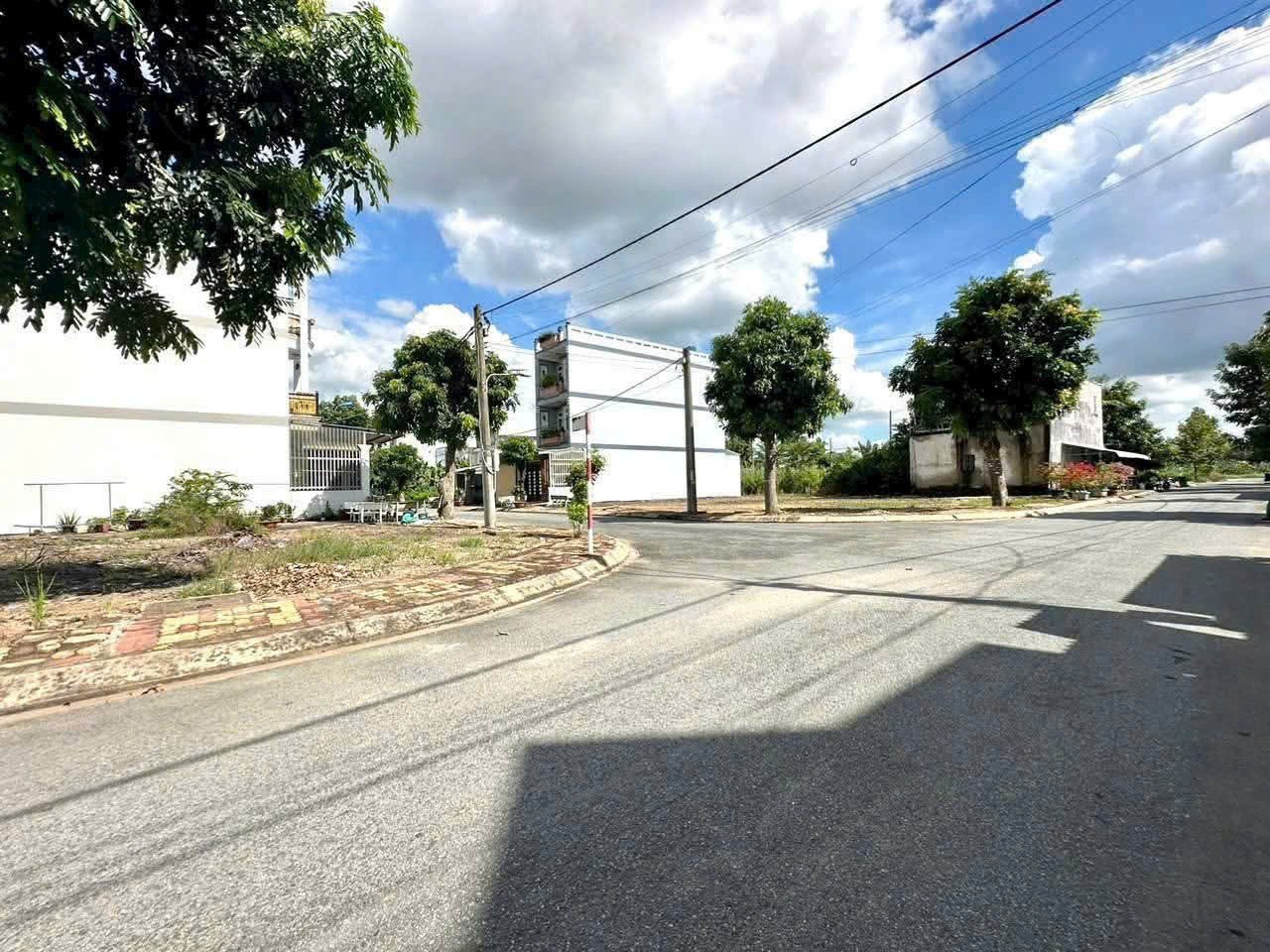 Bán nền thổ cư góc 2 mặt tiền trong KDC Phúc Long, thị trấn Bến Lức dt 140m2 giá 2,3 tỷ 8