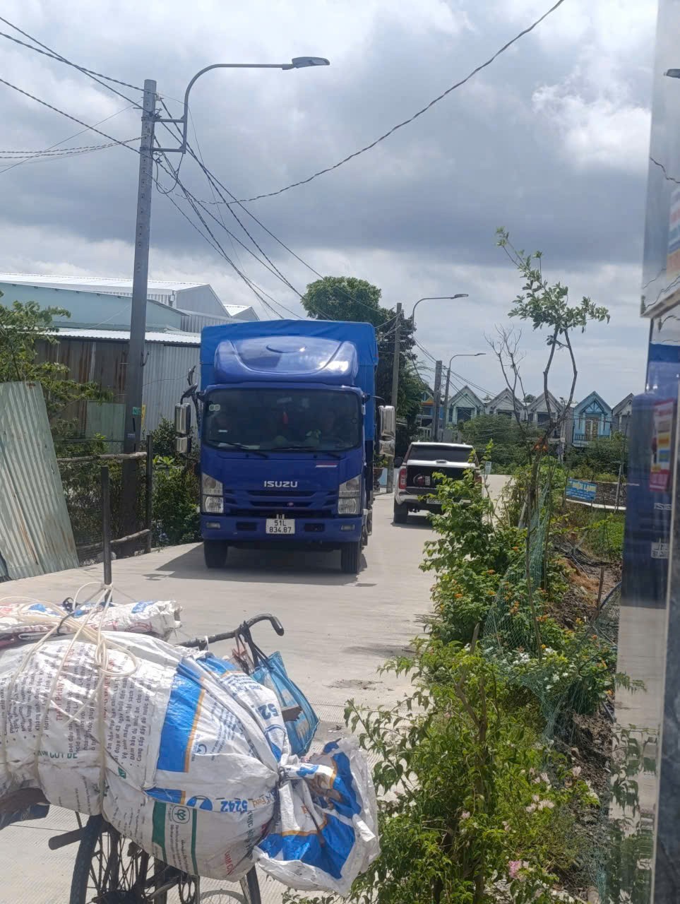 Bán nhà mới xây mt đường Lê Thị Ty, xã Long Thượng dt 120m2 , 1 lầu, 3pn ,2wc giá 3,25 tỷ 2